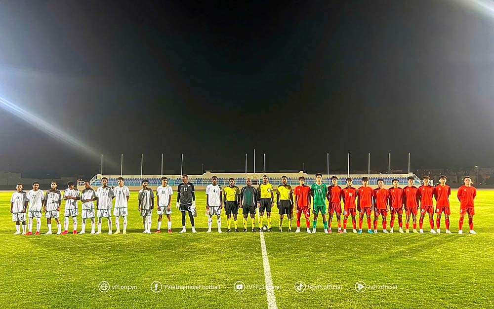 U17 Vietnam (red shirt) won both friendly matches before the U17 Asian Cup finals. Photo: VFF