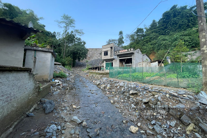 Abandoned houses after the dam burst. Photo: Dinh Dai