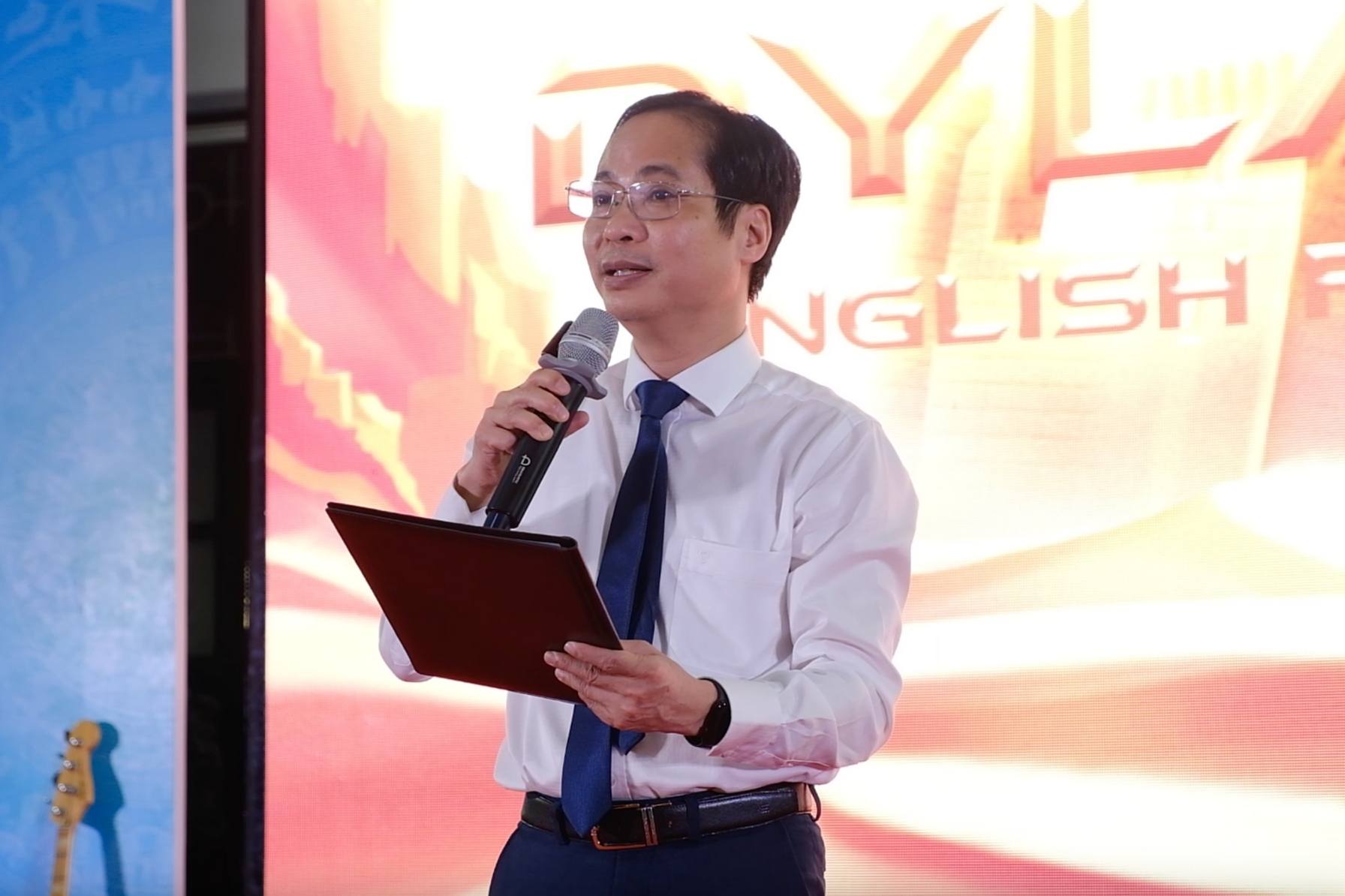 TS Pham Sy Cuong, Hieu truong Truong THCS&THPT Nguyen Tat Thanh phat bieu khai mac chuong Da hoi Tieng Anh 2025: Mien Dat Hy Vong. Anh: Thanh Binh