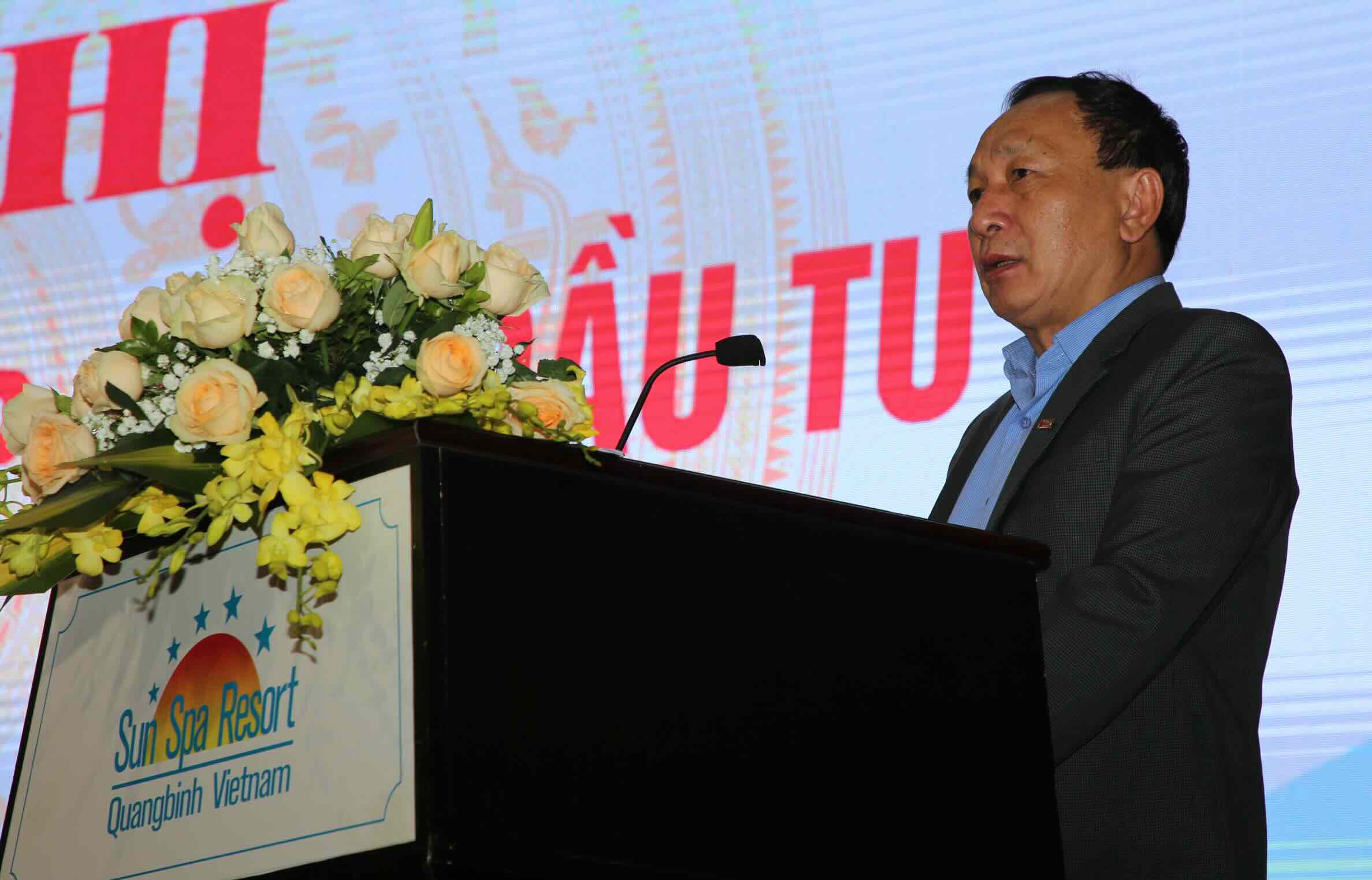 Chairman of the People's Council of Quang Binh province Tran Hai Chau spoke at the Conference to meet businesses and investors in the first quarter of 2025. Photo: Cong Sang