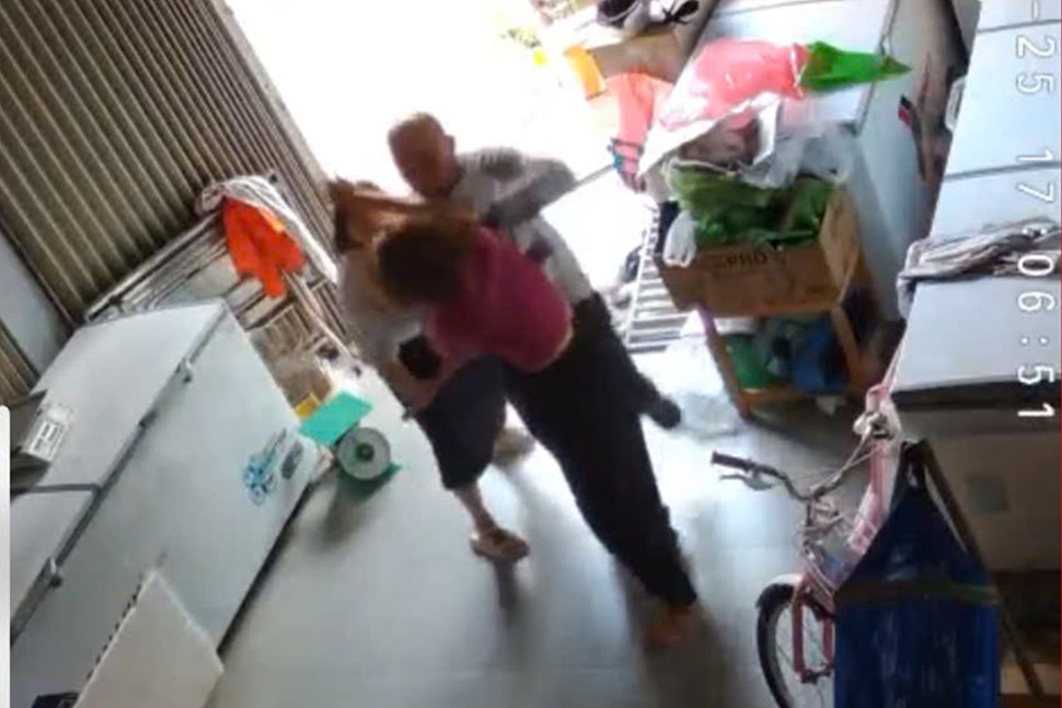 The female teacher and her husband broke into the house and beat the mother and child of a neighbor in Quy Nhon City (Binh Dinh). Photo: Provided by the victim