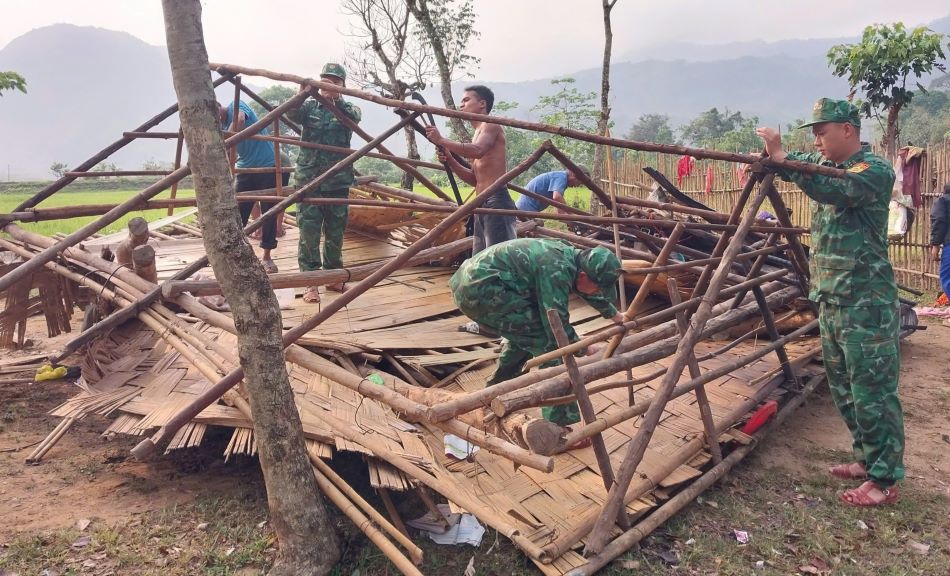 Heavy rain and tornadoes caused people's houses to collapse. Photo: Dinh Tien