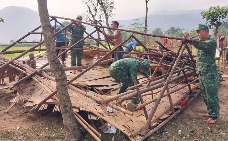 Heavy rain and tornadoes caused people's houses to collapse. Photo: Dinh Tien