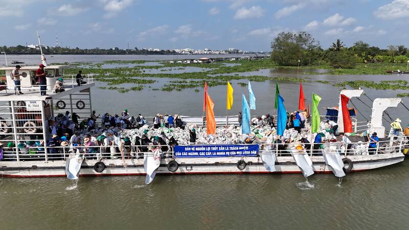 Vinh Long releases more than 370,000 fish to regenerate aquatic products. Photo: Hoang Loc