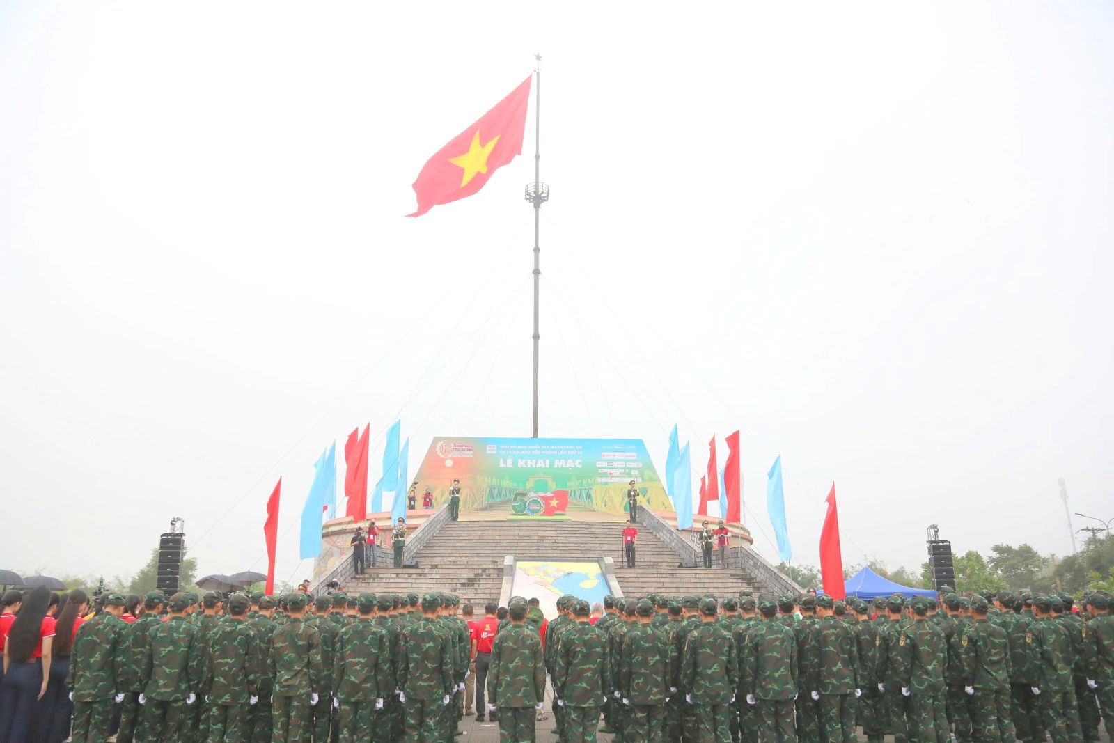The National Flag Ceremony on both banks of Hien Luong - Ben Hai. Photo: H. Tho