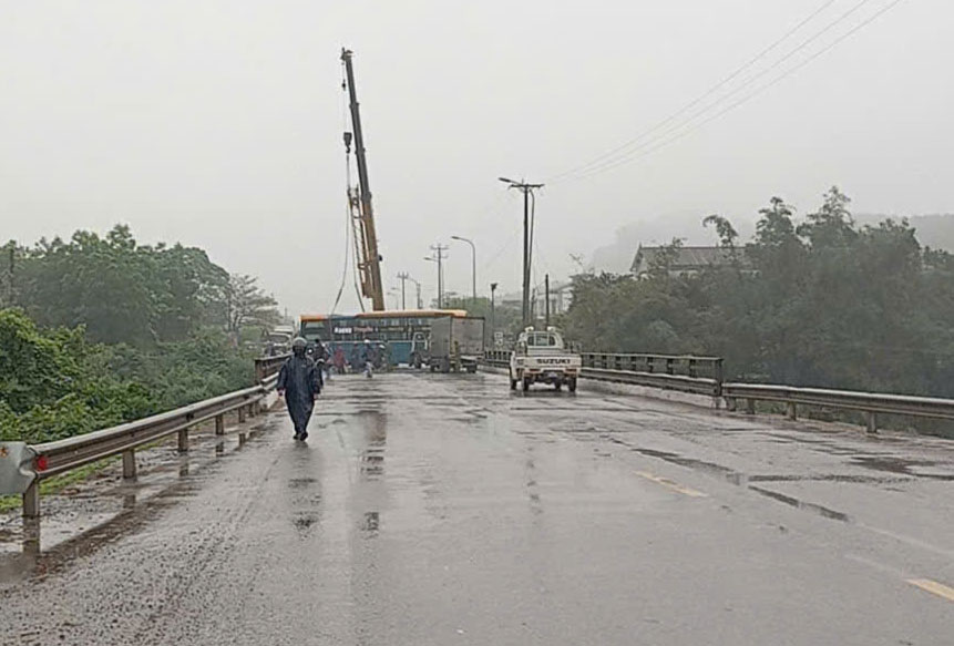 The scene of the accident between a truck and a passenger bus in Ky Trinh ward left dozens of passengers in confusion Photo: Anh Tuan