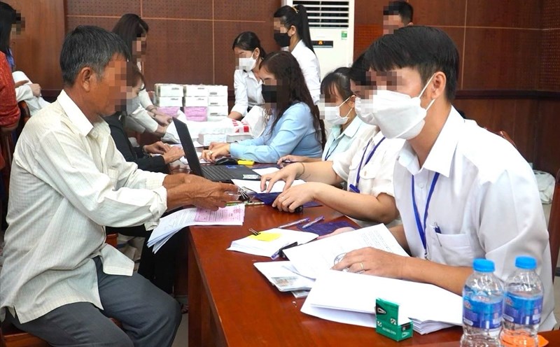 Households completed procedures to receive compensation for resettlement support for the Long Thanh airport project. Documentary photo: Minh Chau