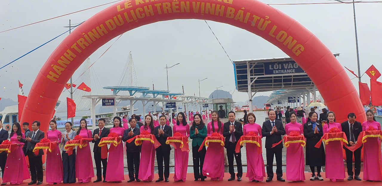 Opening ceremony of tourist routes to Bai Tu Long Bay. Photo: Nguyen Hung