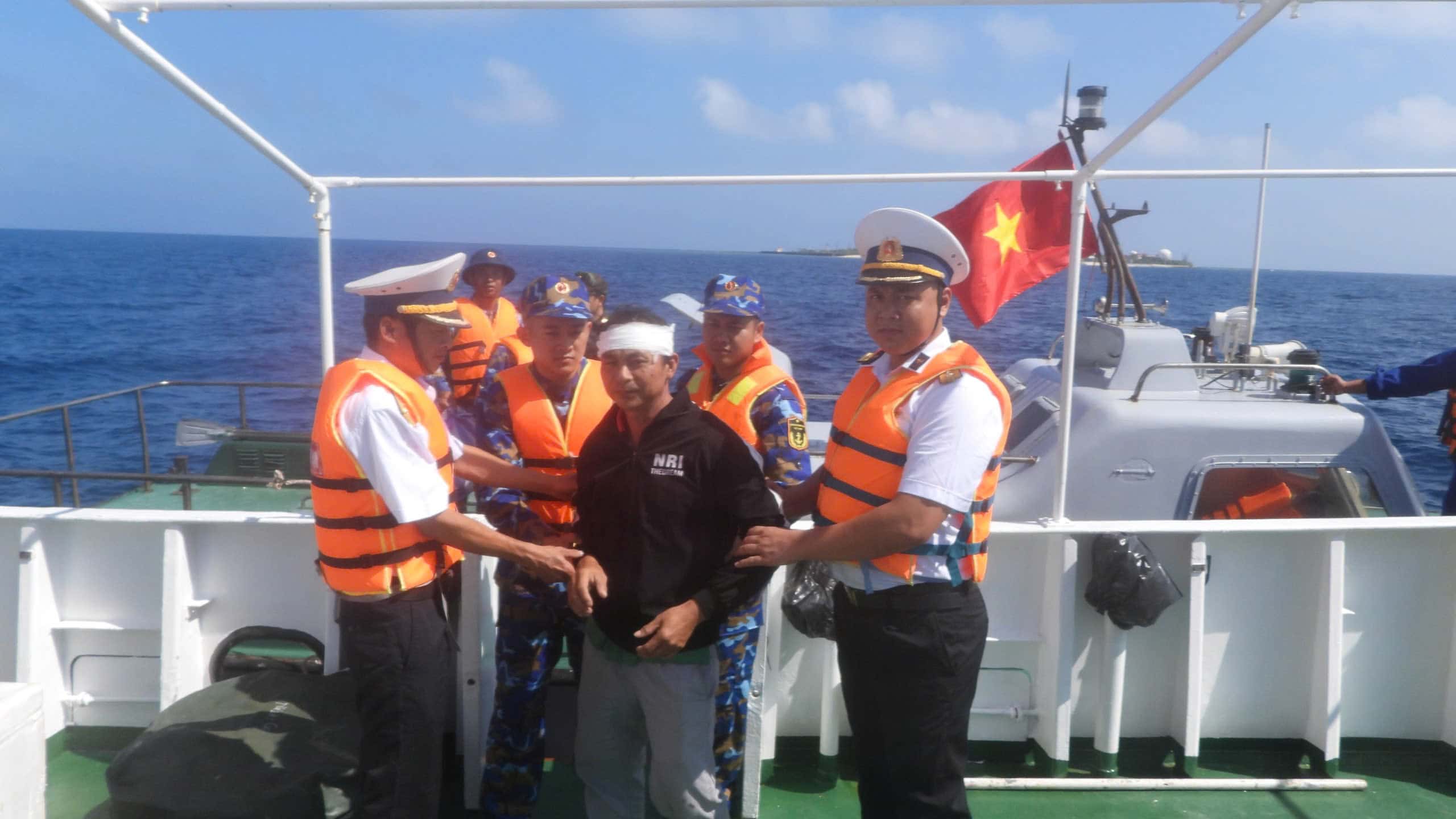 Ship 420 picked up the fishermen in distress from the island to the mainland. Photo: Nam Nguyen