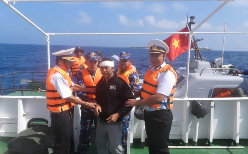 Ship 420 picked up the fishermen in distress from the island to the mainland. Photo: Nam Nguyen