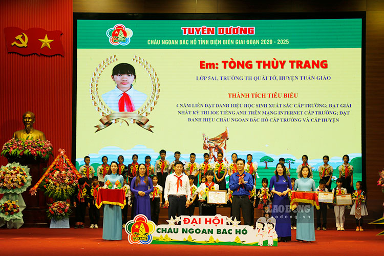 Dien Bien Provincial Youth Union presented Certificates of Merit to 150 exemplary Uncle Ho's kind-hearted delegates. Photo: Quang Dat
