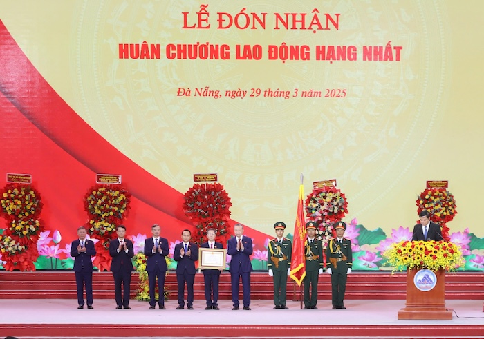General Secretary To Lam presented the First Class Labor Medal to the Party Committee, government and people of Da Nang city. Photo: Thu Hien