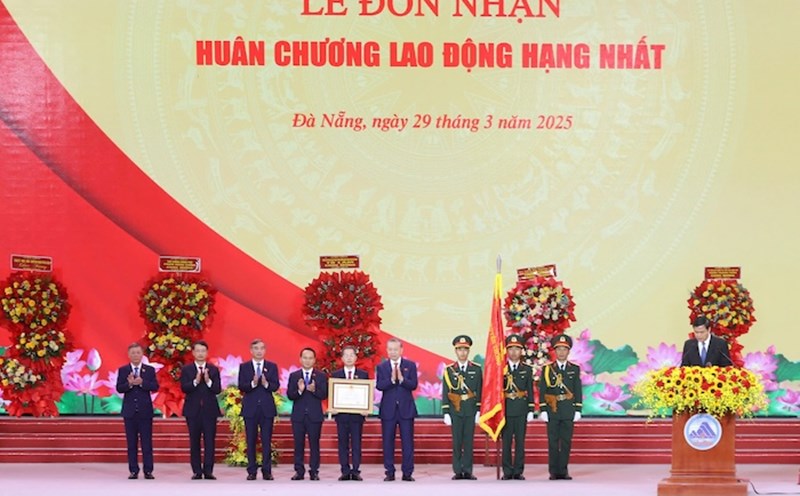 General Secretary To Lam presented the First Class Labor Medal to the Party Committee, government and people of Da Nang city. Photo: Thu Hien