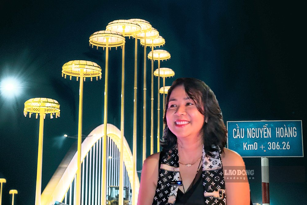 A large number of people and tourists come to check-in at Nguyen Hoang bridge in Hue.
