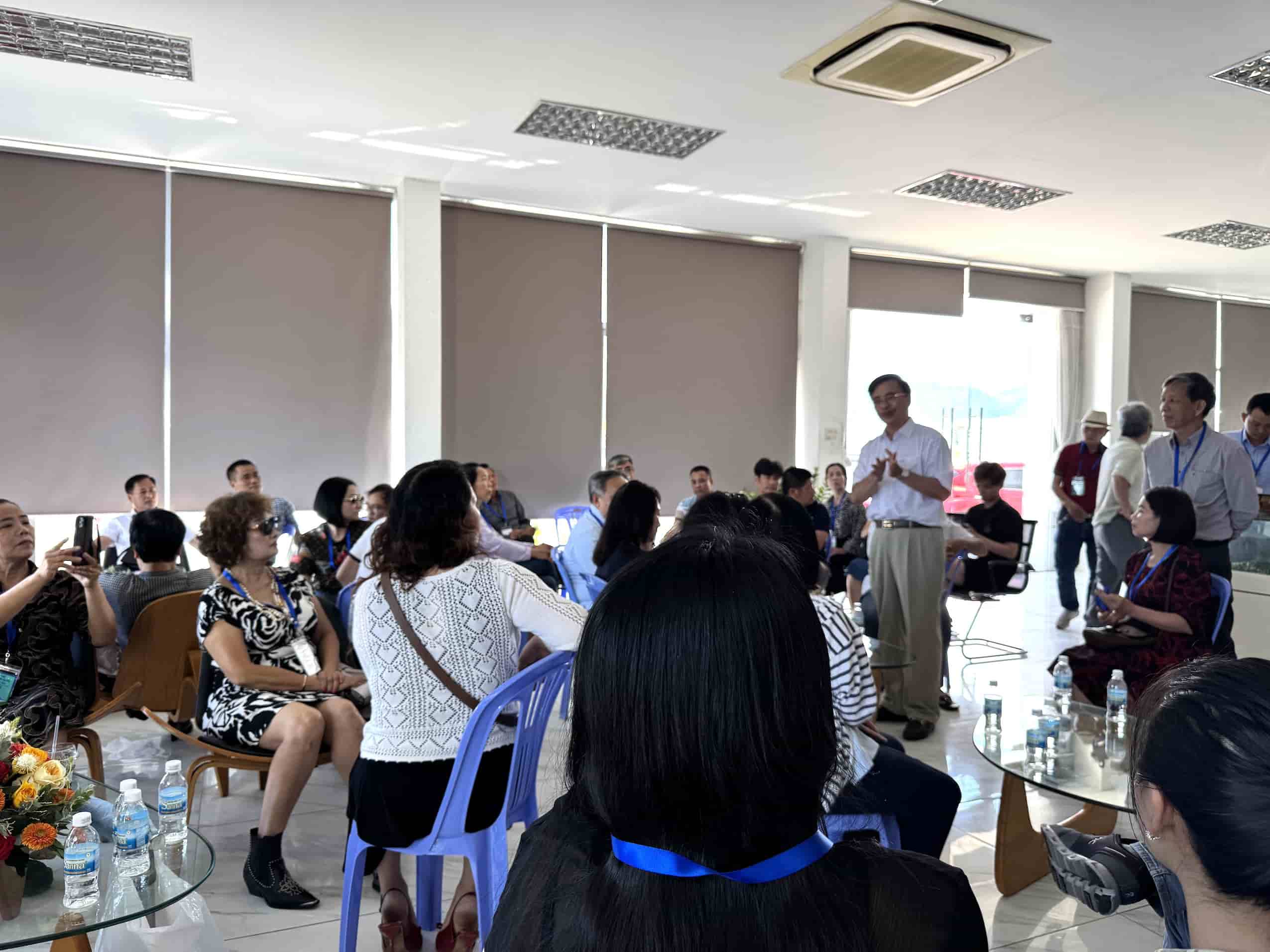 Phuc Son Group appeared in Nha Trang, customers came to compete, demanding rights. Photo: Huu Long