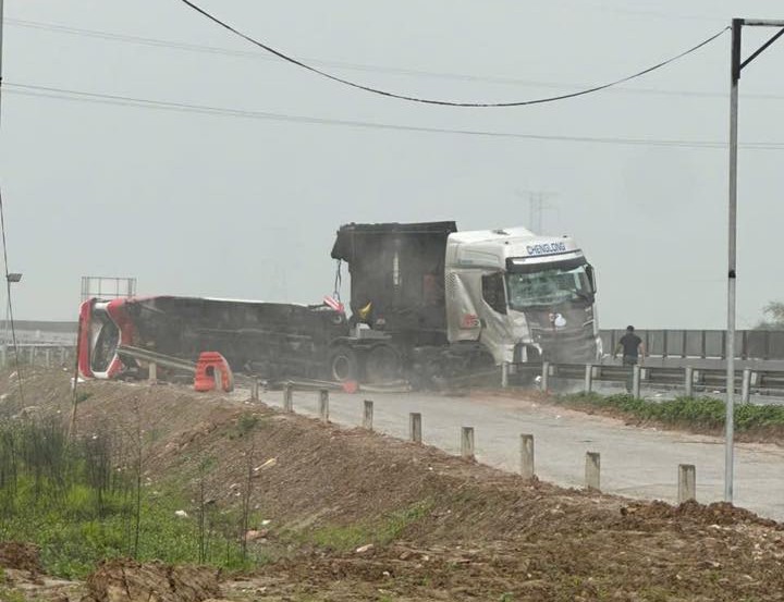 Scene of the traffic accident on the Dien Chau - Bai Vot Expressway on the morning of March 29. Photo: Ngoc Anh