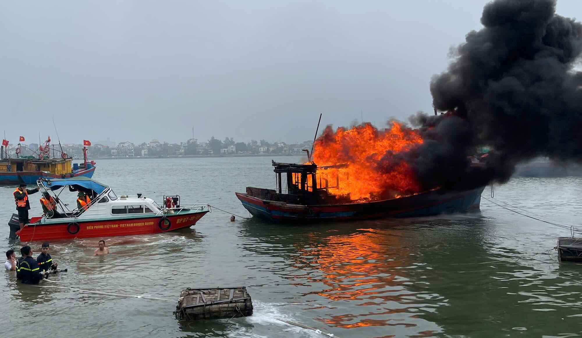 The fishing boat was anchored when it suddenly caught fire. Photo: Hoang Chien