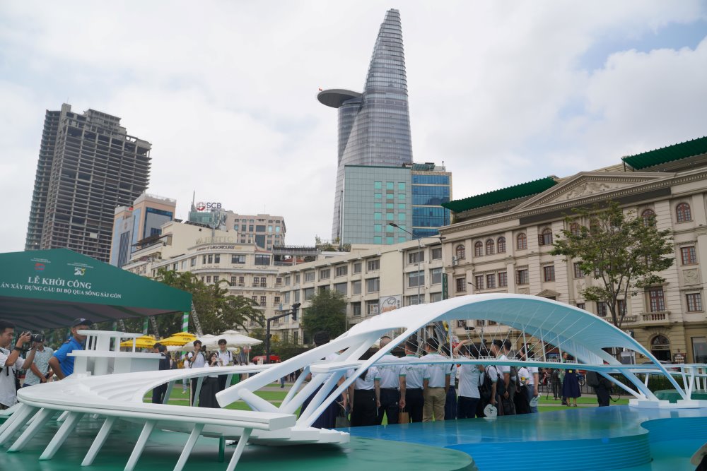 Starting construction of a water coconut leaf-shaped pedestrian bridge across the Saigon River