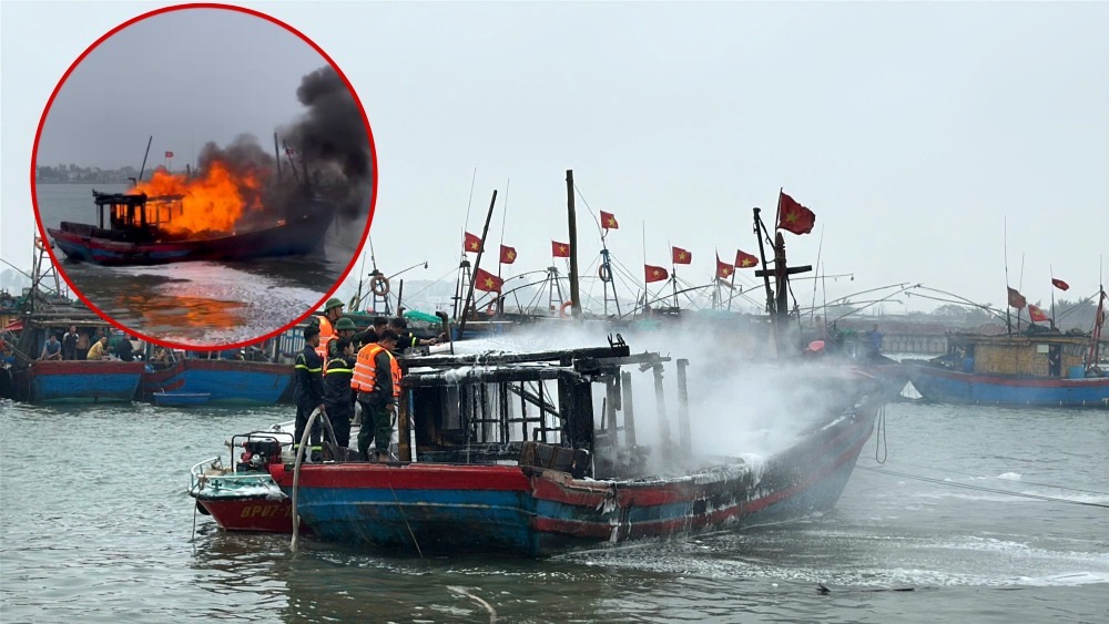 A fishing boat suddenly caught fire on the Nhat Le River. Photo: Cong Sang