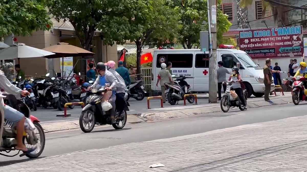 Scene of the boy's death in front of the lobby of an apartment building in Tan Phu district. Photo: Dong Hoang
