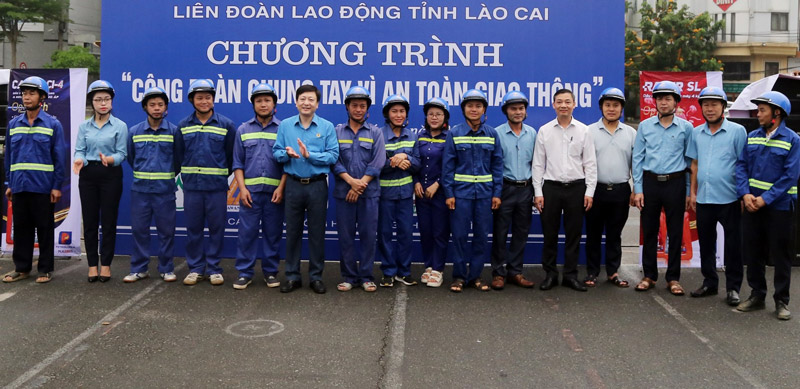 Lao Cai Provincial Labor Federation organized a Trade Union program to join hands for traffic safety. Photo: Trung Nguyen