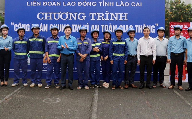 Lao Cai Provincial Labor Federation organized a Trade Union program to join hands for traffic safety. Photo: Trung Nguyen