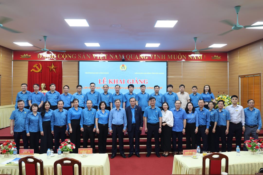 Representatives of the trainees are union officials taking souvenir photos with leaders of the Bac Giang Provincial Labor Federation and the Trade Union University. Photo: Quyet Chien