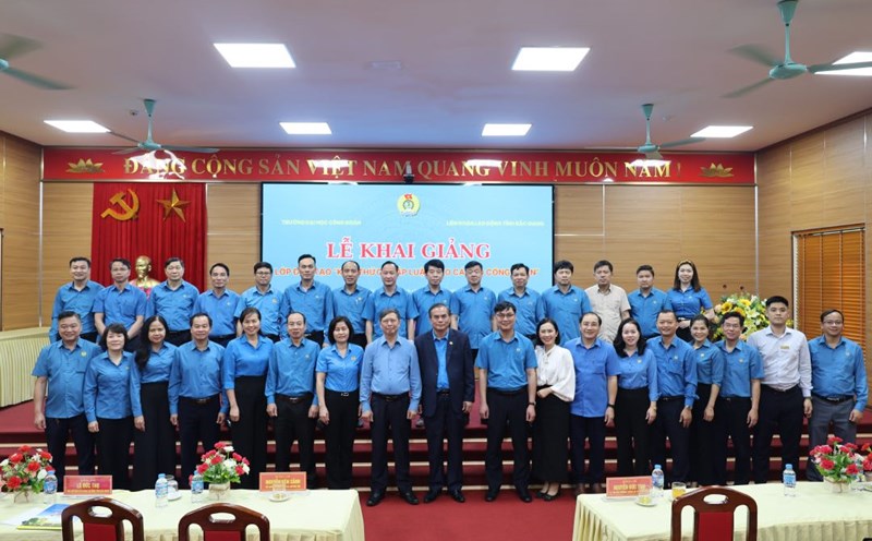 Representatives of the trainees are union officials taking souvenir photos with leaders of the Bac Giang Provincial Labor Federation and the Trade Union University. Photo: Quyet Chien