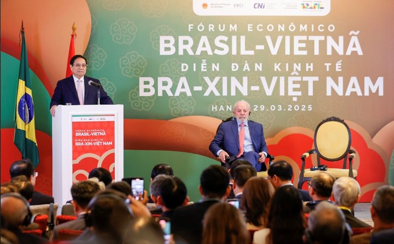 Politburo member, Prime Minister Pham Minh Chinh and Brazilian President Luiz Inacio Lula da Silva attended the Vietnam - Brazil Economic Forum. Photo: VGP