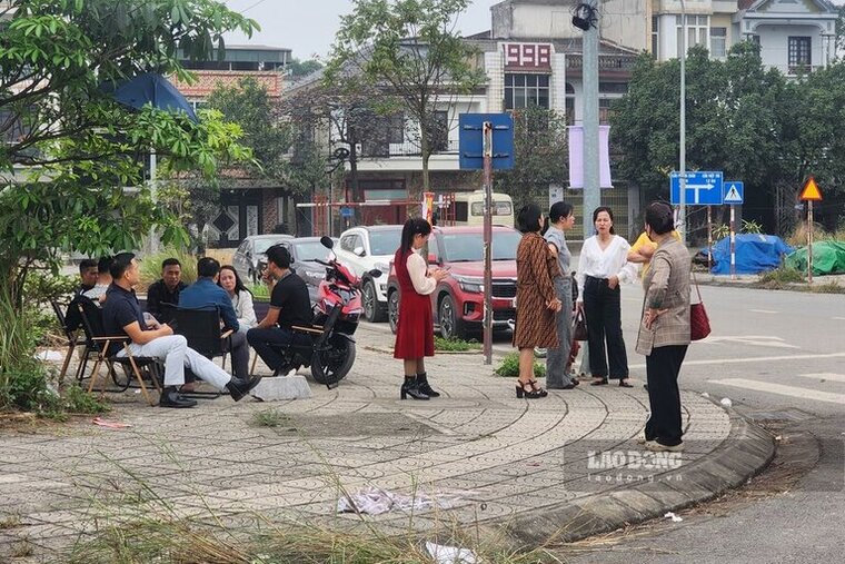 Recently, many people have come to Viet Tri (Phu Tho) to buy and sell land. Photo: To Cong.