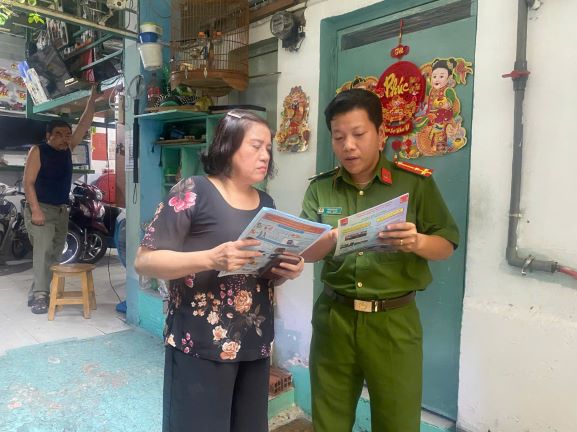 Cac chien si Cong an TPHCM tuyen truyen ve an toan PCCC tai khu tro o Quan 6. Anh: Minh Tam