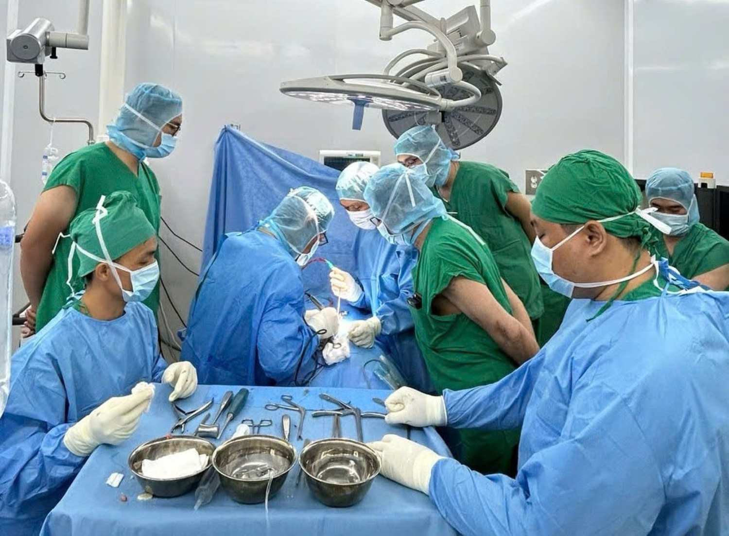 Domestic and foreign experts and doctors transferred surgical techniques for complex spinal diseases at Khanh Hoa General Hospital. Photo: Anh Van