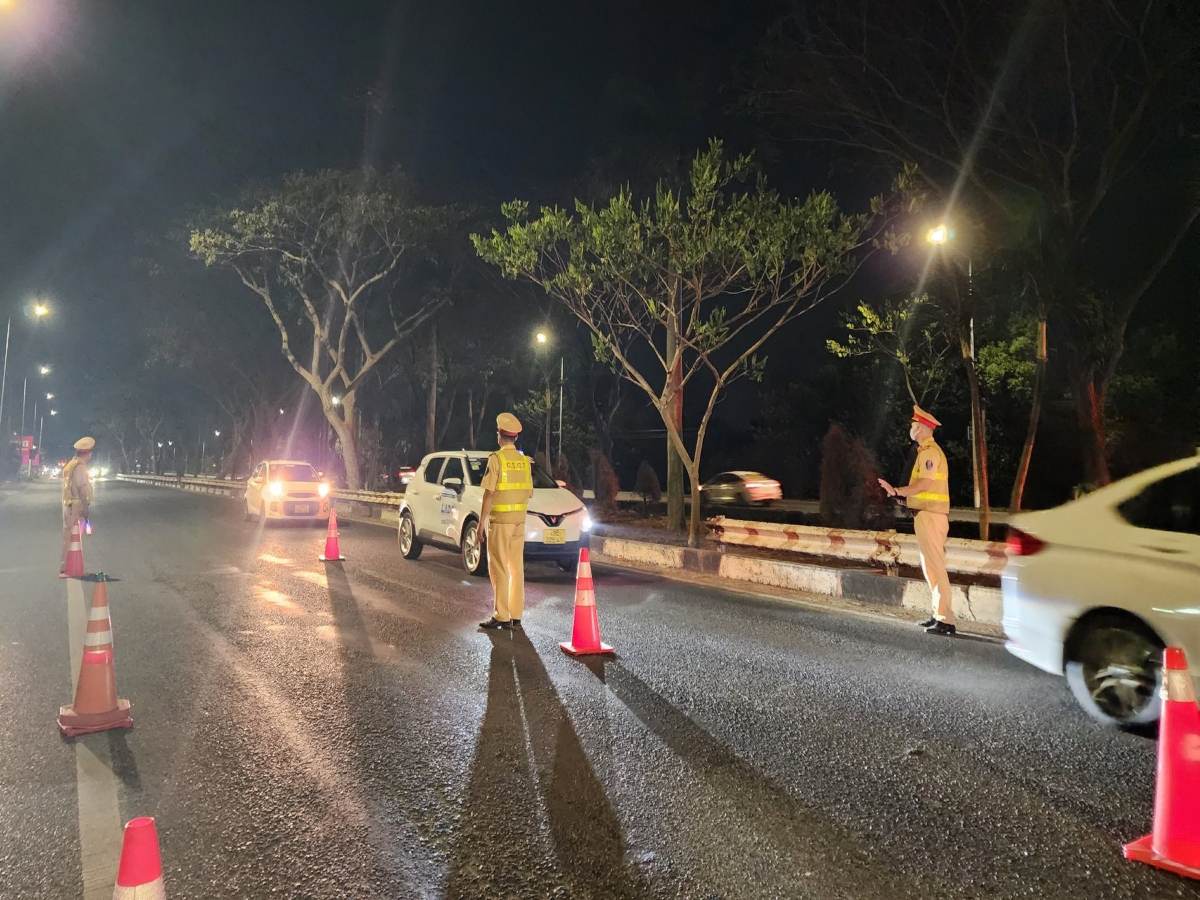 Một trong các chốt kiểm tra nồng độ cồn của lực lượng CSGT trên địa bàn Bà Rịa - Vũng Tàu tối 28.3. Ảnh: Thành An