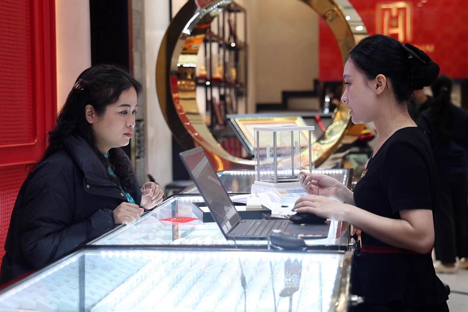 Gold price is close to 101 million VND/tael, note to buy and sell safely