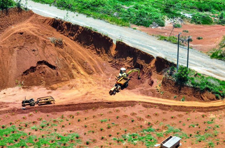 Soil excavation activities on the bypass road take place openly. Photo: Lam Hong