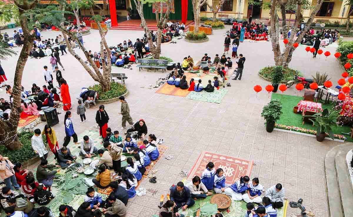 Students of Thach Giam Town Secondary School (Tuong Duong, Nghe An) participated in the experiential activity "Tet Sum Vay - Xuan Ung Deng". Photo: Dinh Tuan
