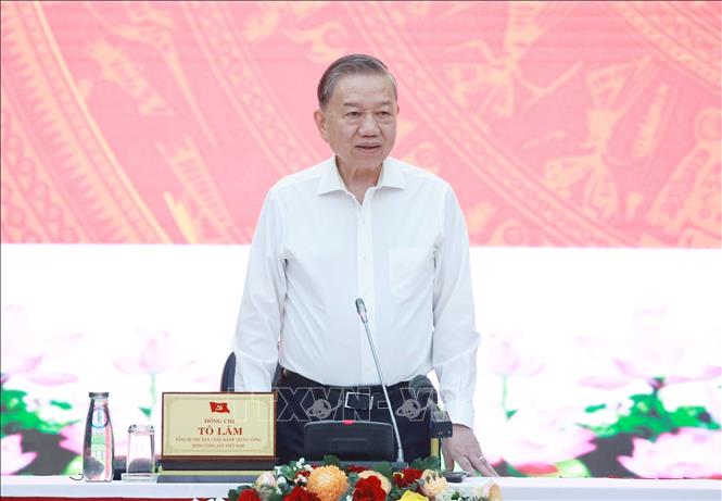 General Secretary To Lam gave a speech at the meeting with the Standing Committees of the Quang Nam and Da Nang City Party Committees. Photo: Thong Nhat - VNA