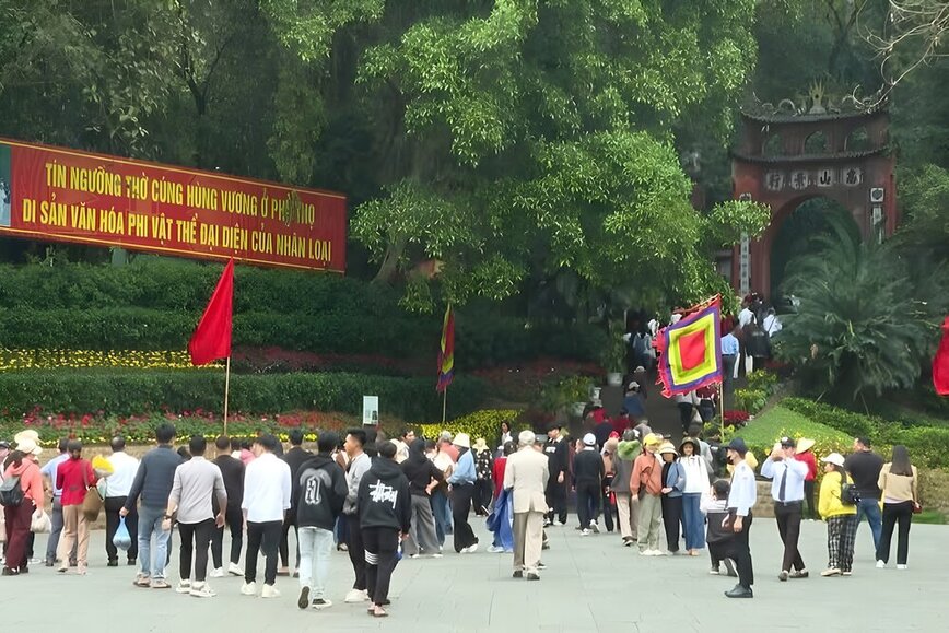 Thousands of people and tourists attended Hung Temple on the opening day. Photo: Phu Tho Provincial Police.