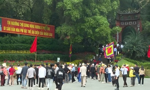 Hàng nghìn người dân và du khách đã đến Đền Hùng trong ngày khai hội. Ảnh: Công an tỉnh Phú Thọ.