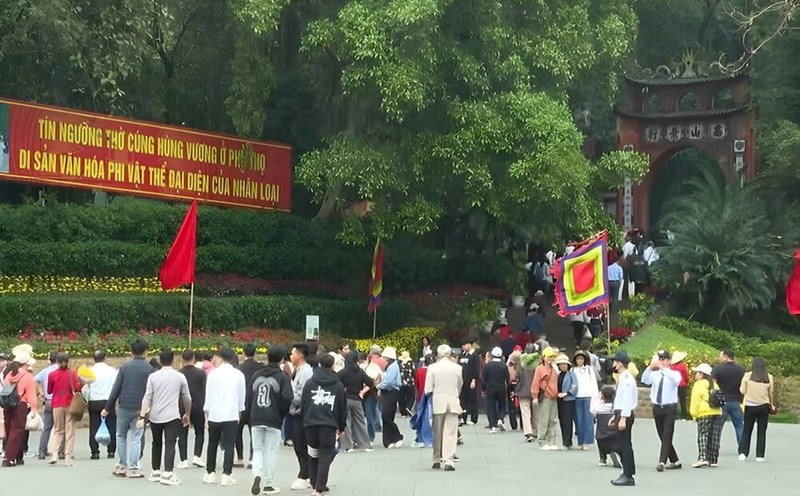 Thousands of people and tourists attended Hung Temple on the opening day. Photo: Phu Tho Provincial Police.