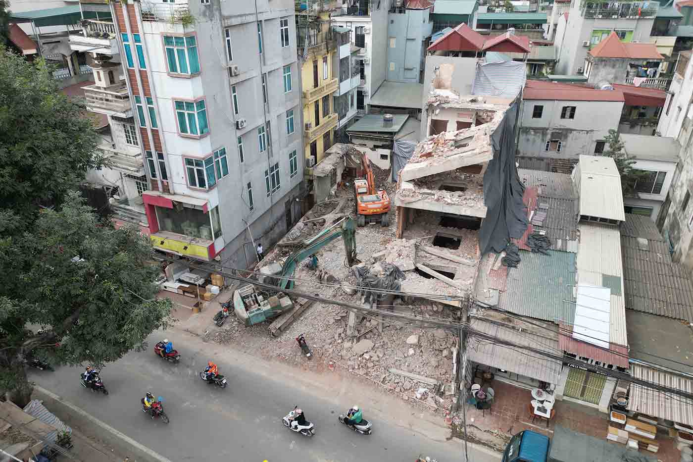 Ba Dinh District, Dong Da are carrying out land acquisition and site clearance for the Ring Road 1 project. Photo: Huu Chanh