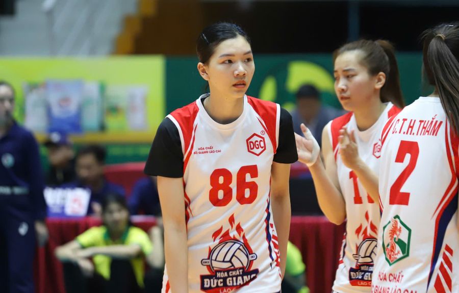 Middle blocker Tran Thi Bich Thuy of the Duc Giang Chemicals women's volleyball team. Photo: Chi Tran