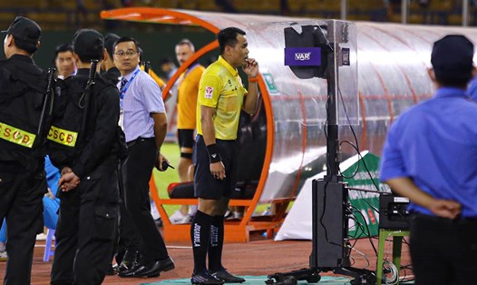 Quyết định thổi phạt đền của trọng tài trong trận Bình Dương gặp Phù Đổng Ninh Bình gây tranh cãi. Ảnh: Thanh Vũ