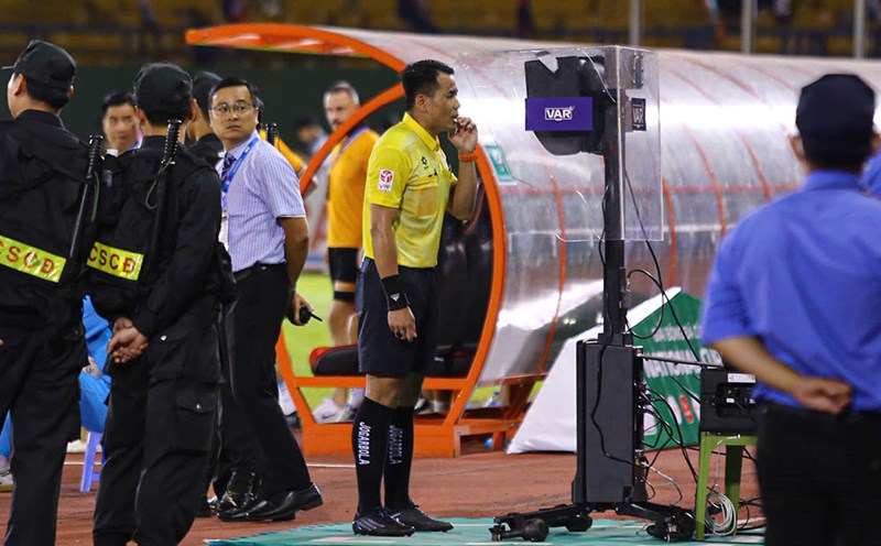 The referee's penalty kick in the match between Binh Duong and Phu Dong Ninh Binh caused controversy. Photo: Thanh Vu