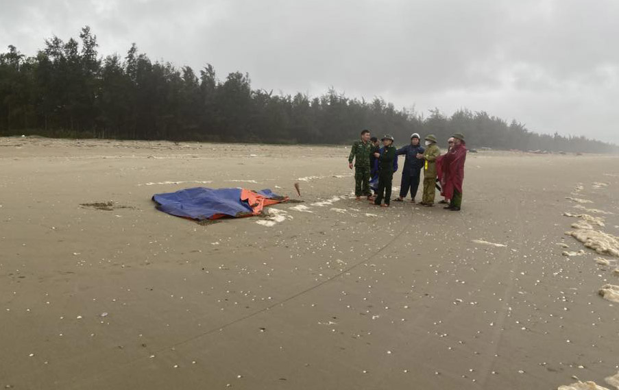 The man's body washed ashore in Ha Tinh. Photo: Lien Xuan.
