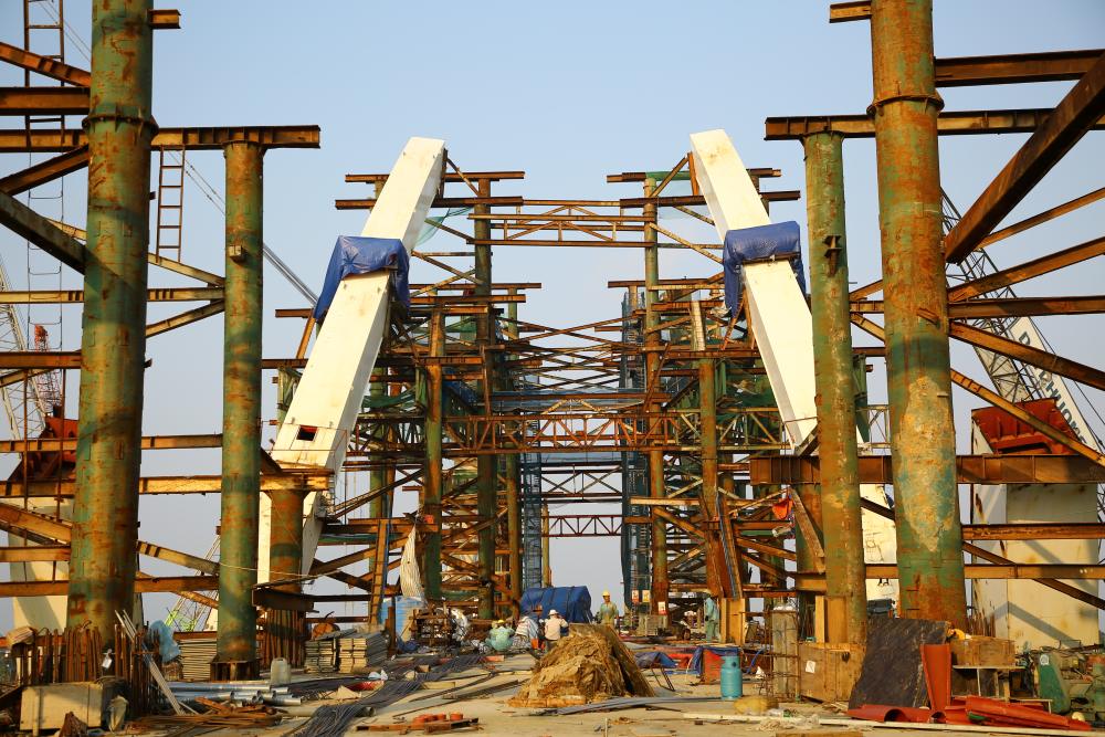 The contractor is speeding up the progress of Nhat Le 3 bridge. Photo: Sang Luan