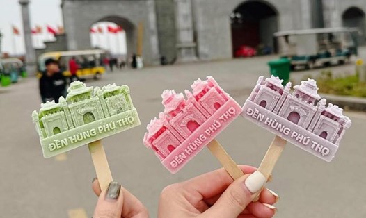 Trên mạng xã hội xuất hiện trend ăn kem, check in Đền Hùng. Ảnh: Mạng xã hội.