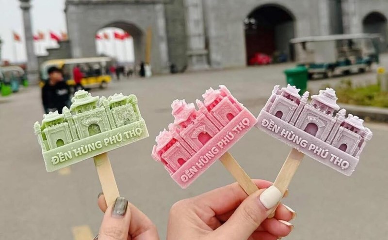 On social networks, there is a trend of eating ice cream and checking in at Hung Temple. Photo: Social media.