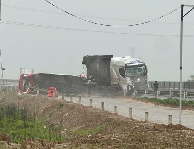 Scene of the traffic accident on the Dien Chau - Bai Vot Expressway on the morning of March 29. Photo: Ngoc Anh