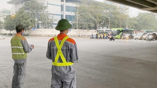 Counting vehicles, adjusting traffic lights in Pham Hung, Hanoi City. Photo: Ban Duy Tu